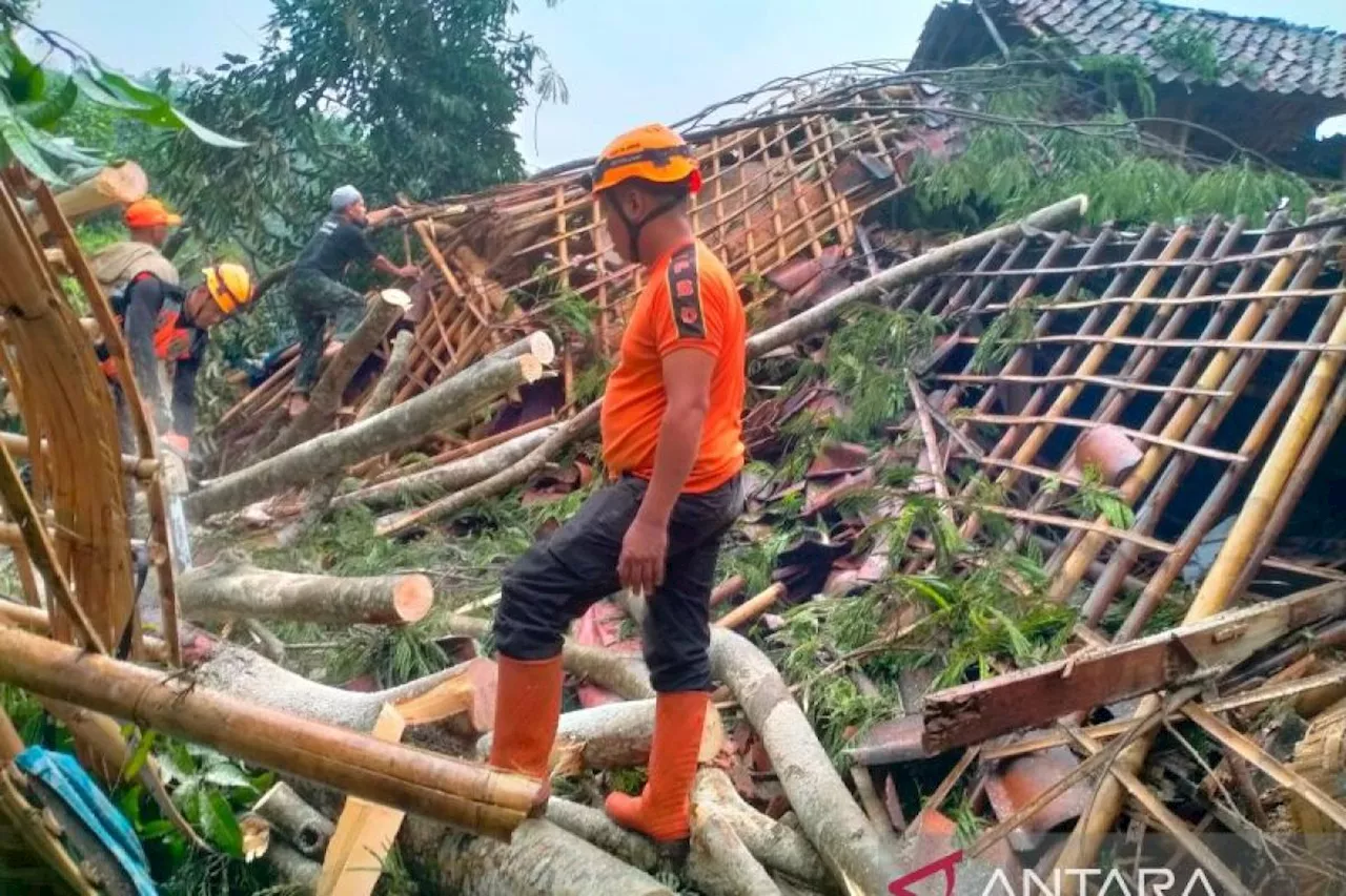 BPBD: Puting beliung landa belasan kecamatan di Sukabumi