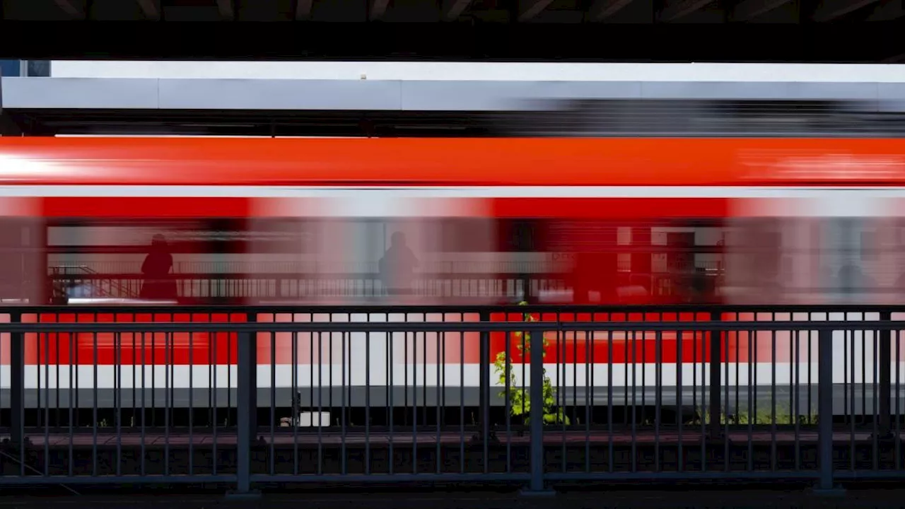 Maisach: Rucksack vergessen - Mann stellt sich auf Gleise, um S-Bahn zu stoppen