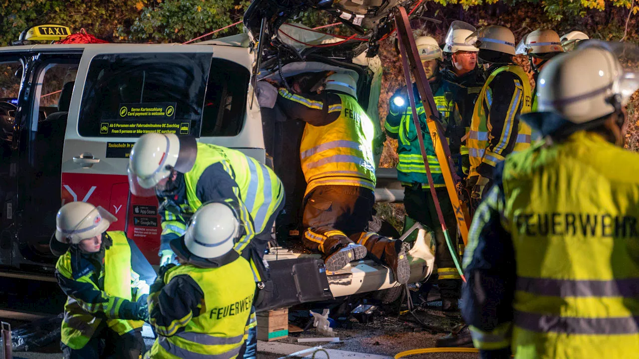 Auffahrunfall auf A24: Schwangere Frau in Autowrack eingeklemmt