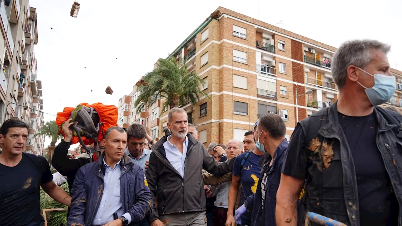 Tumulte in Valencia: Spanier bewerfen Königspaar mit Schlamm und Steinen