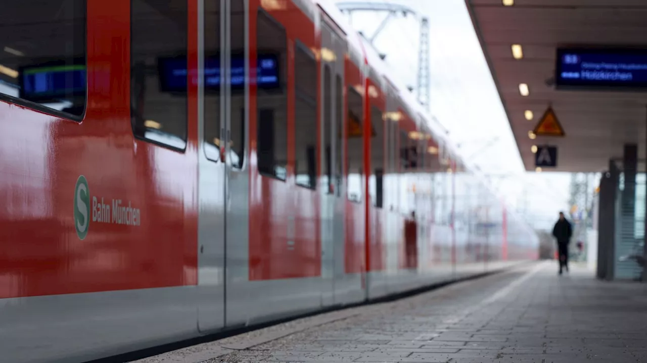 Rucksack vergessen – Mann auf Gleisen will S-Bahn stoppen