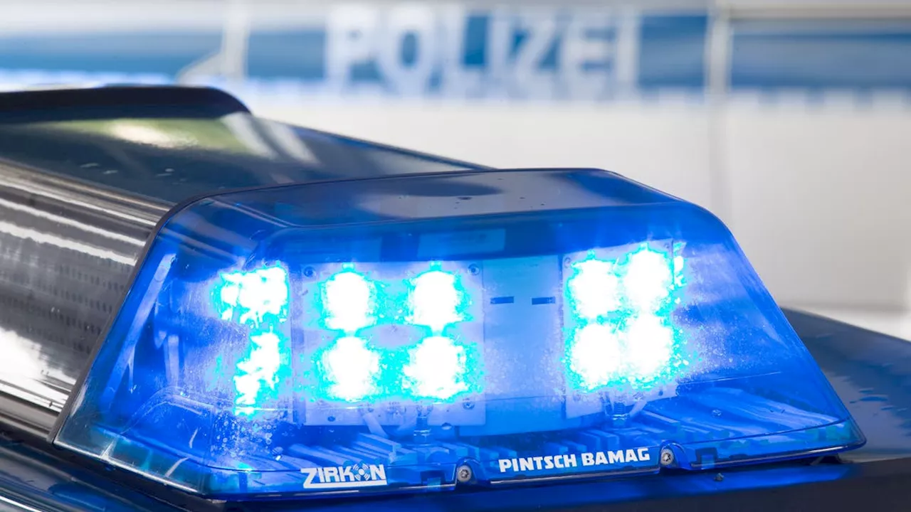 Gruppe verprügelt jungen Mann vor Supermarkt – Polizei sucht Zeugen