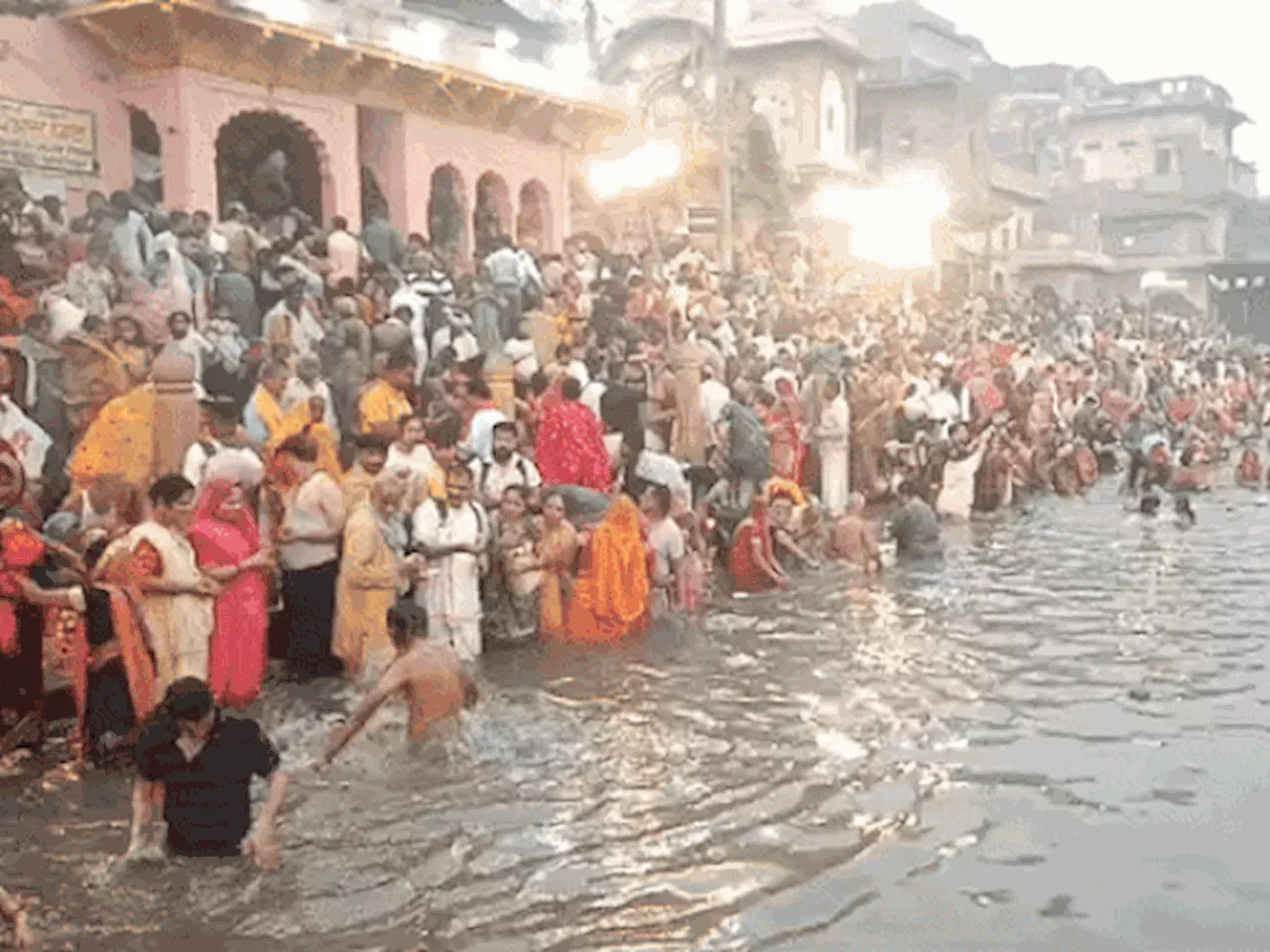 भाई को अकाल मृत्यु से बचाने के लिए यमुना स्नान: मथुरा पहुंचे हजारों श्रद्धालु; यमराज की पूजा की; भाई की लंब...