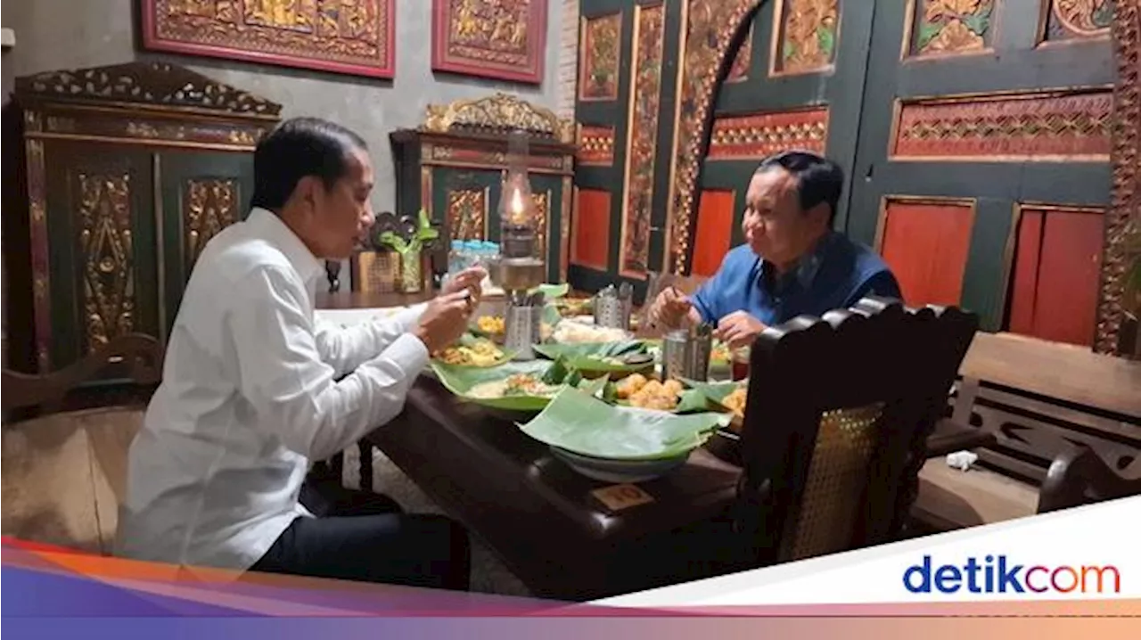 Momen Prabowo dan Jokowi Wedangan-Makan Malam Bareng di Solo