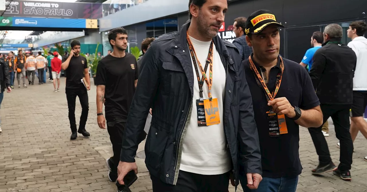 Diego Milito, en el GP de Brasil junto a un posible sponsor de Racing