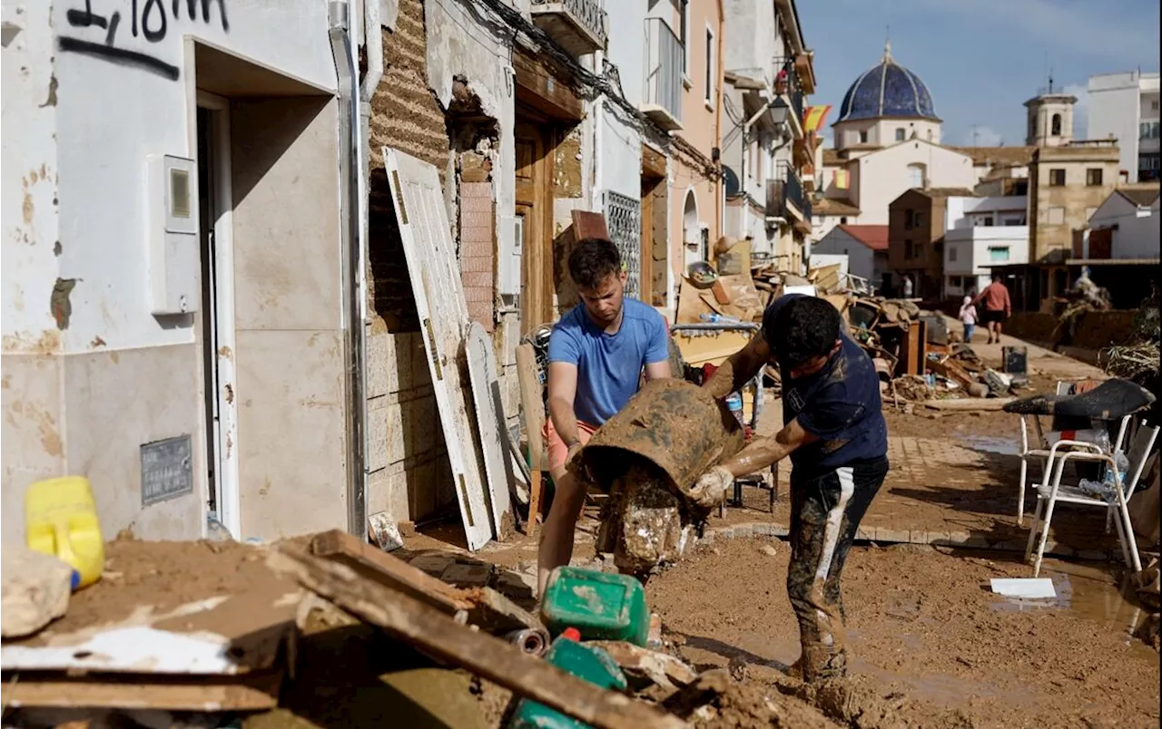 Pedro Sánchez comprende 'sufrimiento' por inundaciones, pero critica violencia; damnificados le llaman 'asesino'