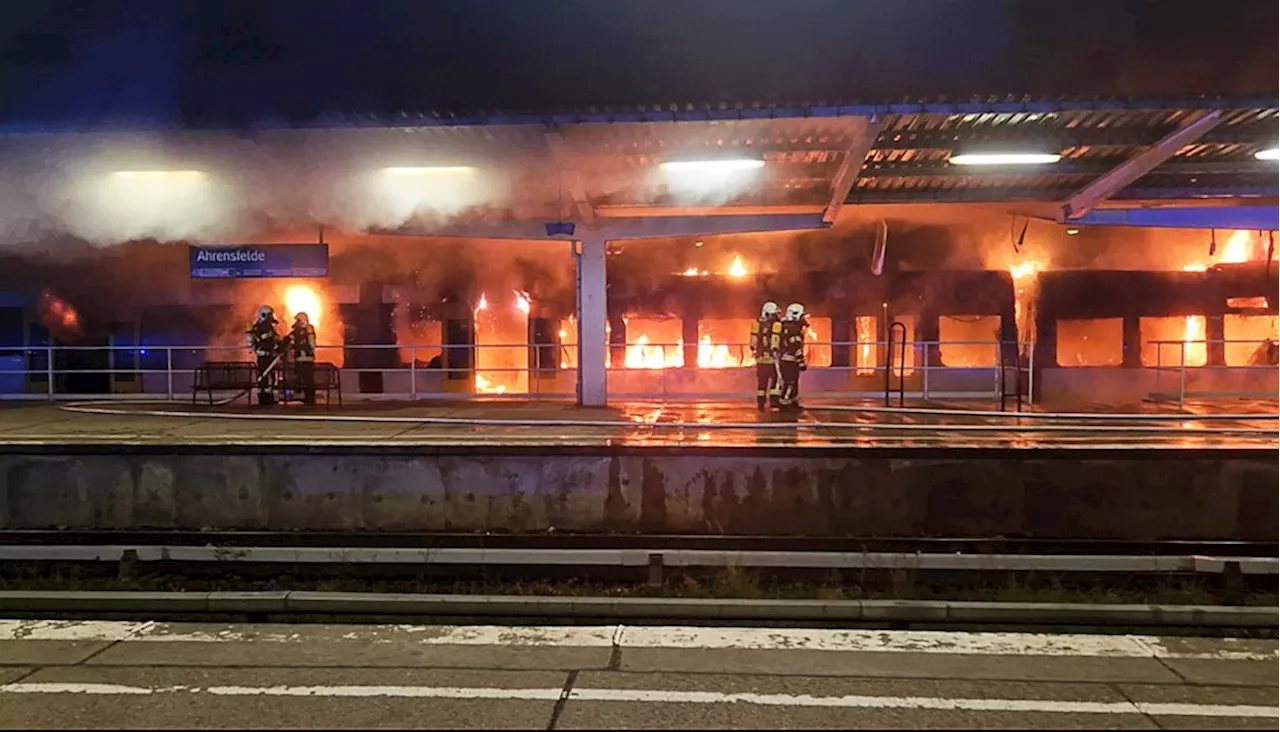 Bahnhof in Berlin gesperrt: Zug steht komplett in Flammen