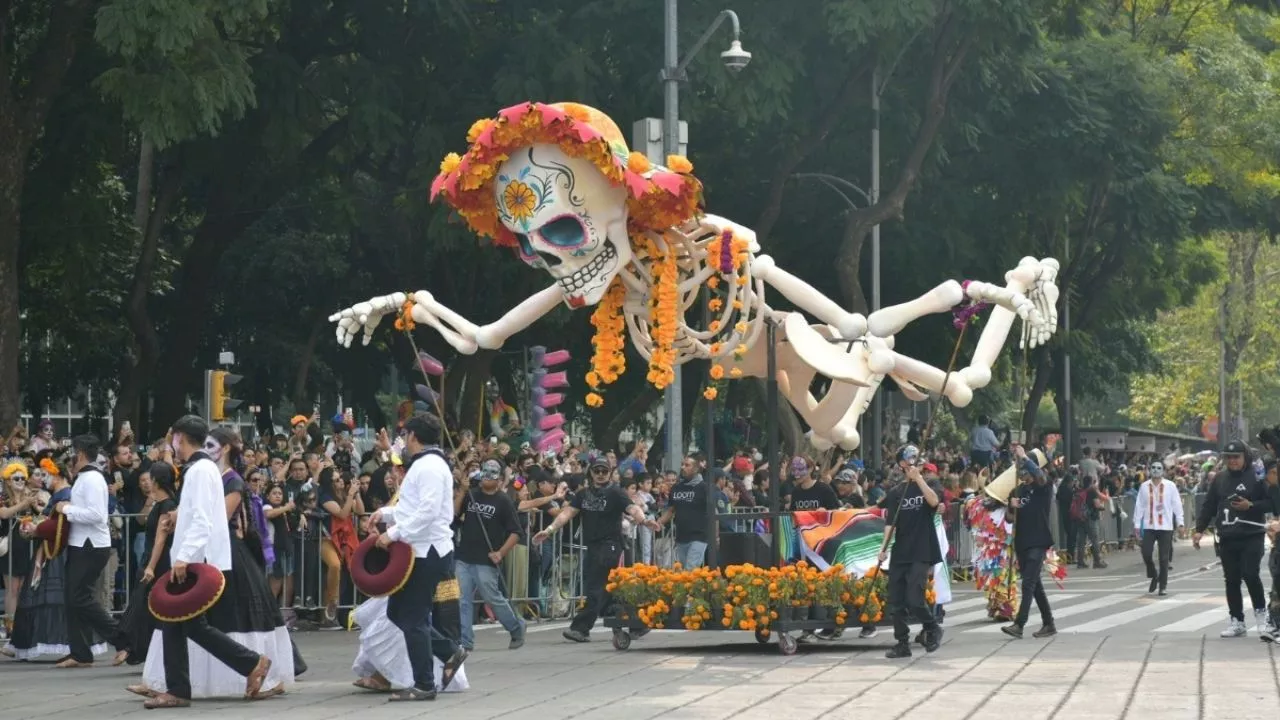 Desfile de Día de Muertos en CDMX condensa la riqueza cultural del país: Clara Brugada