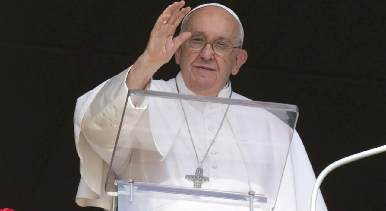 Papa Francesco all'Angelus cita la Costituzione e legge l'articolo 11: «la guerra va ripudiata»