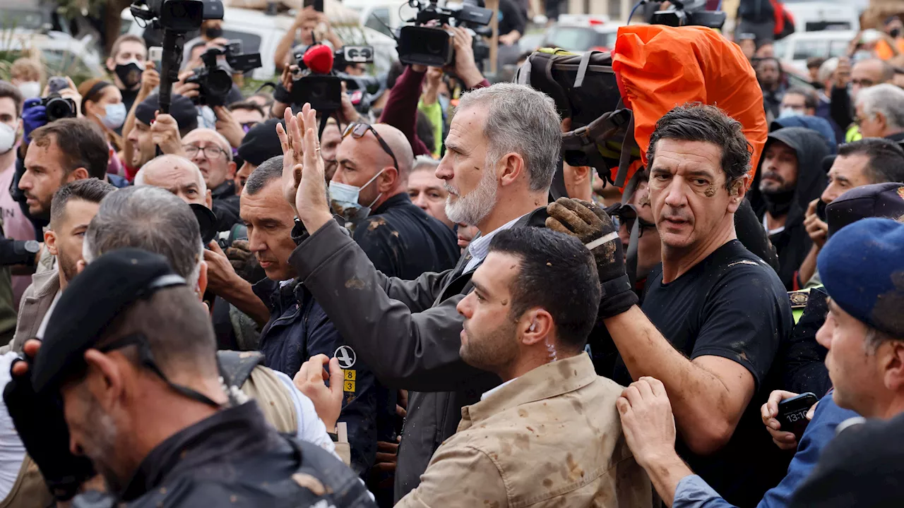  El rey no abandona las calles de Paiporta tras el lanzamiento de barro