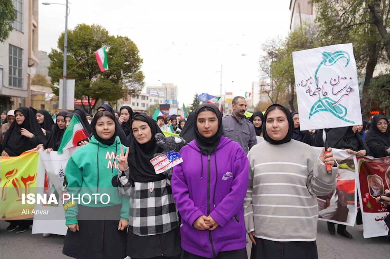 راهپیمایی دانش آموزان اردبیل در یوم الله ۱۳ آبان