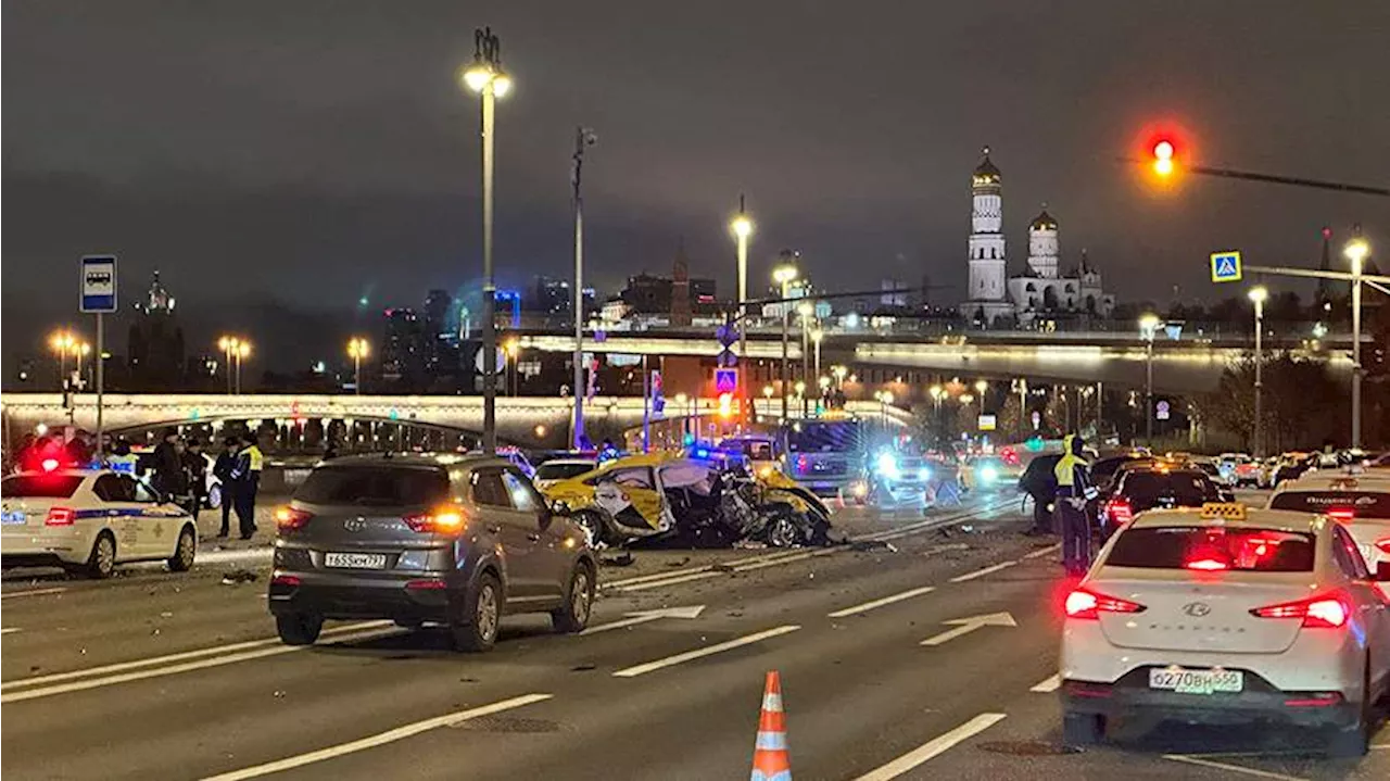 В ДТП с участием шести автомобилей в Москве погиб пассажир такси