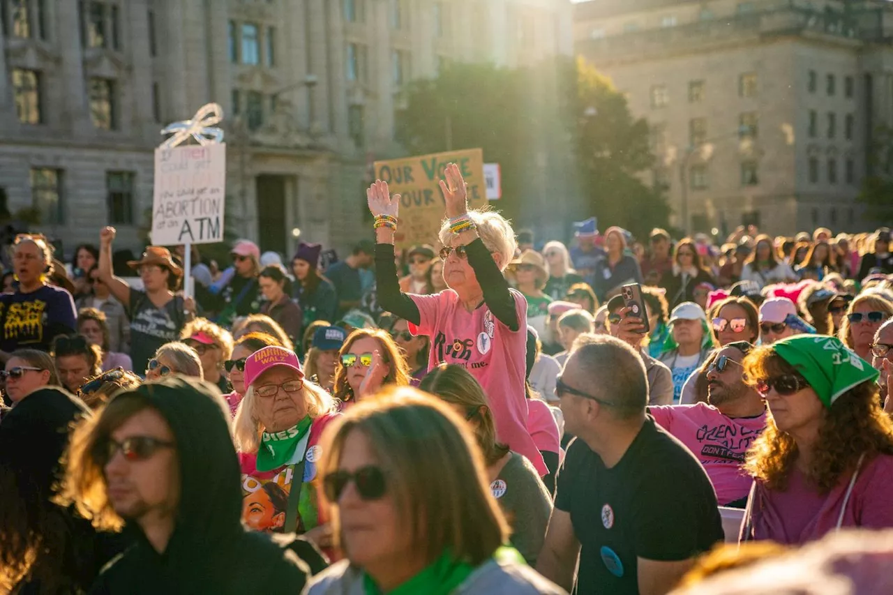 A Washington, des milliers de femmes marchent pour leurs droits et pour Harris