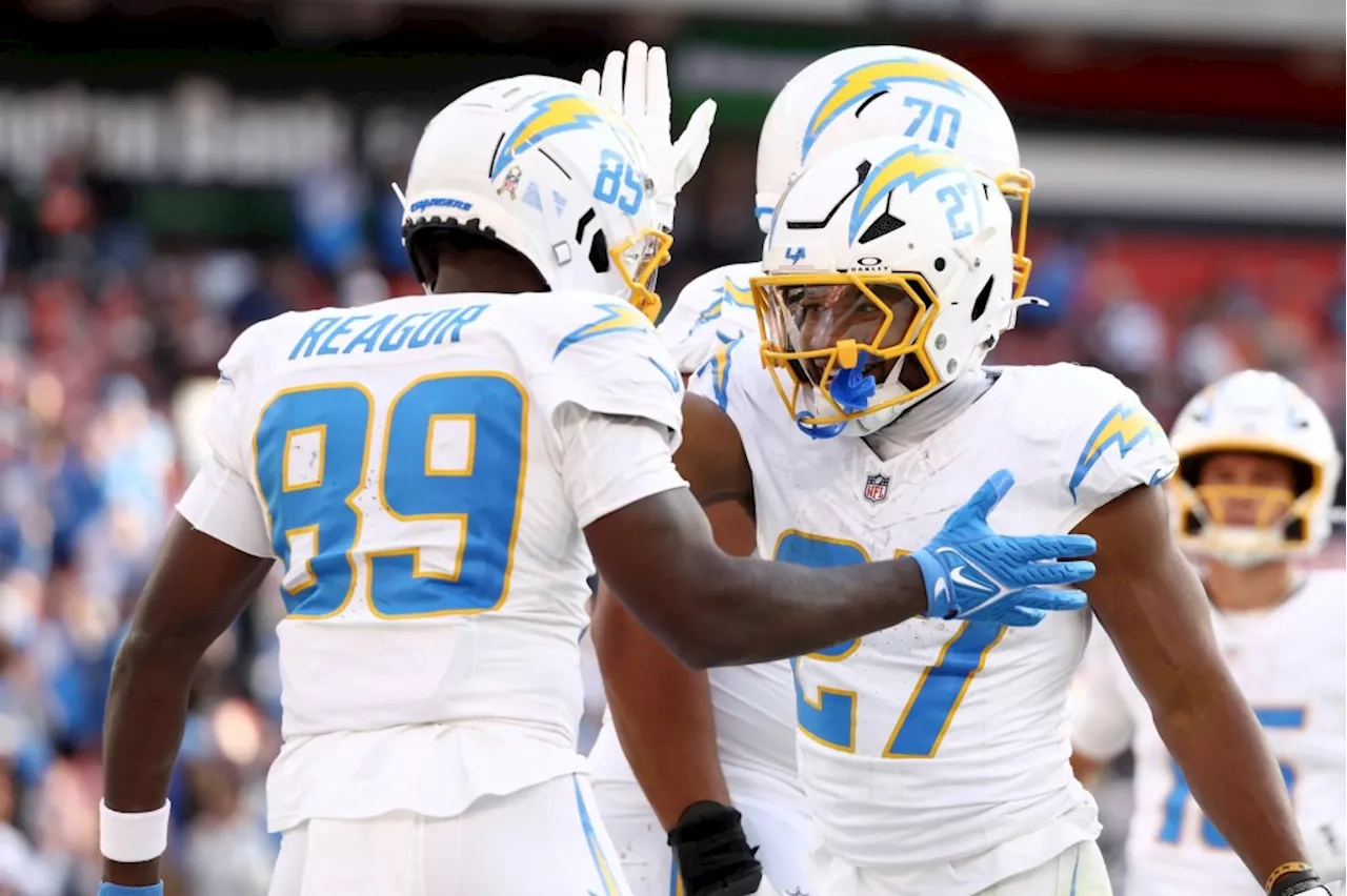 QB Justin Herbert, Chargers’ defense team up to rout Browns