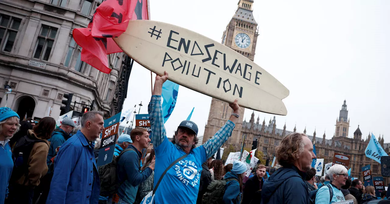 Royaume-Uni : à Londres, des milliers de personnes défilent contre la pollution de l’eau