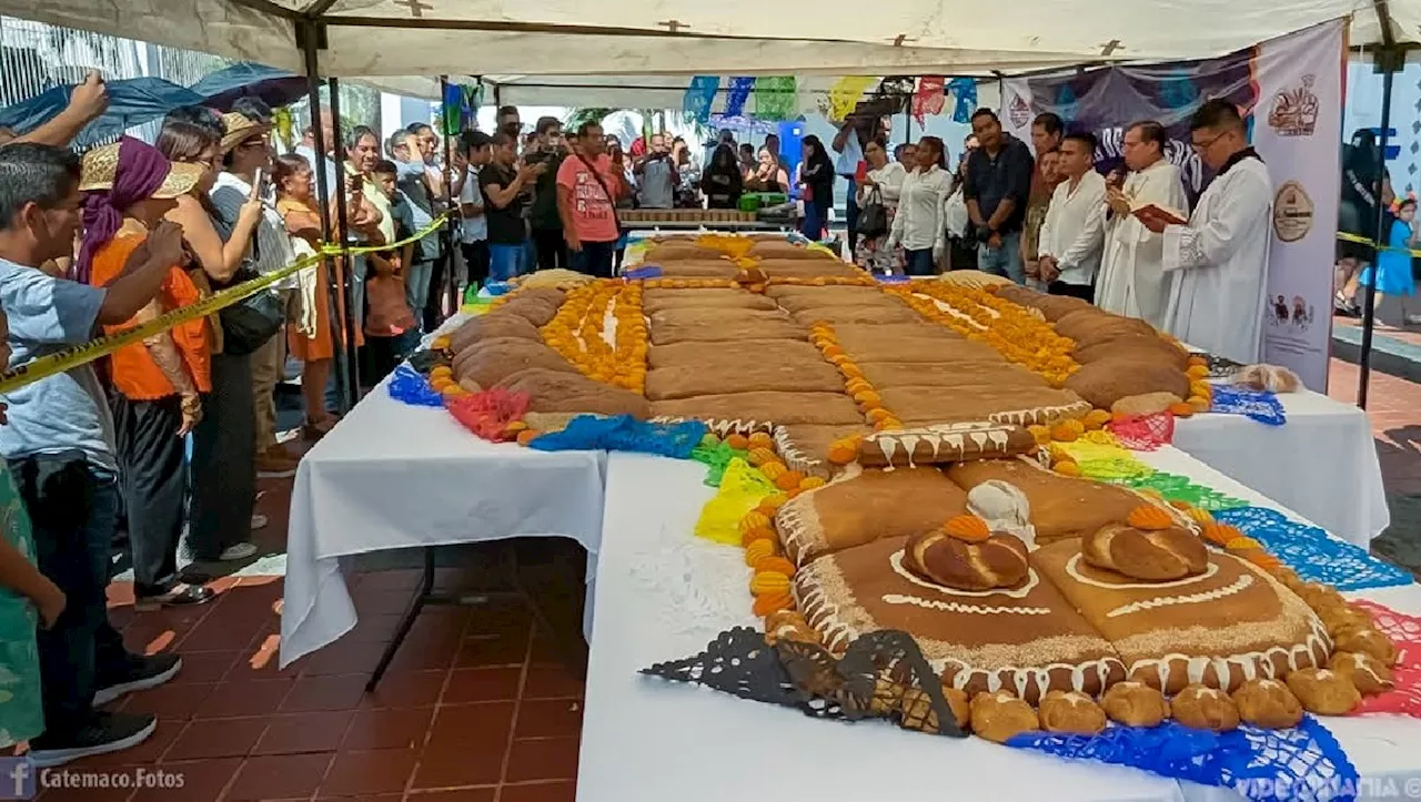 Elaboran en Catemaco el pan de muerto más grande del mundo