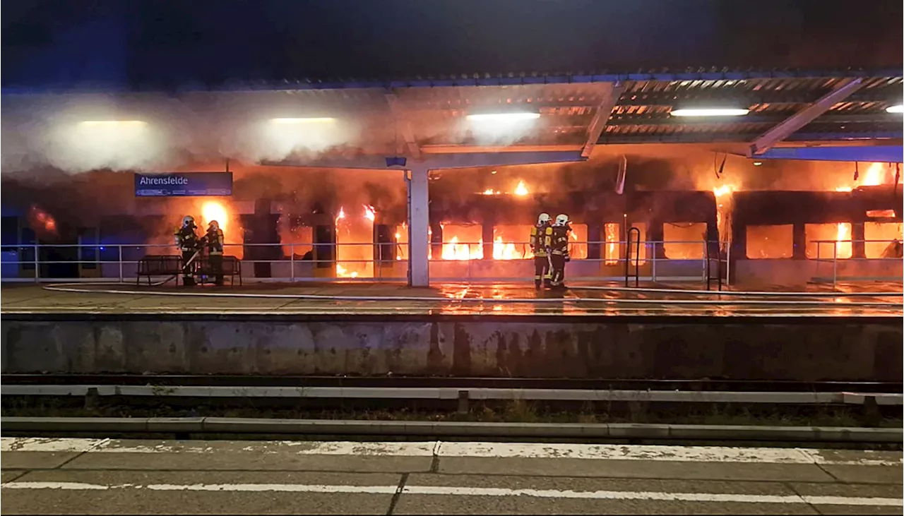 Brennender Zug in Berliner Bahnhof gelöscht