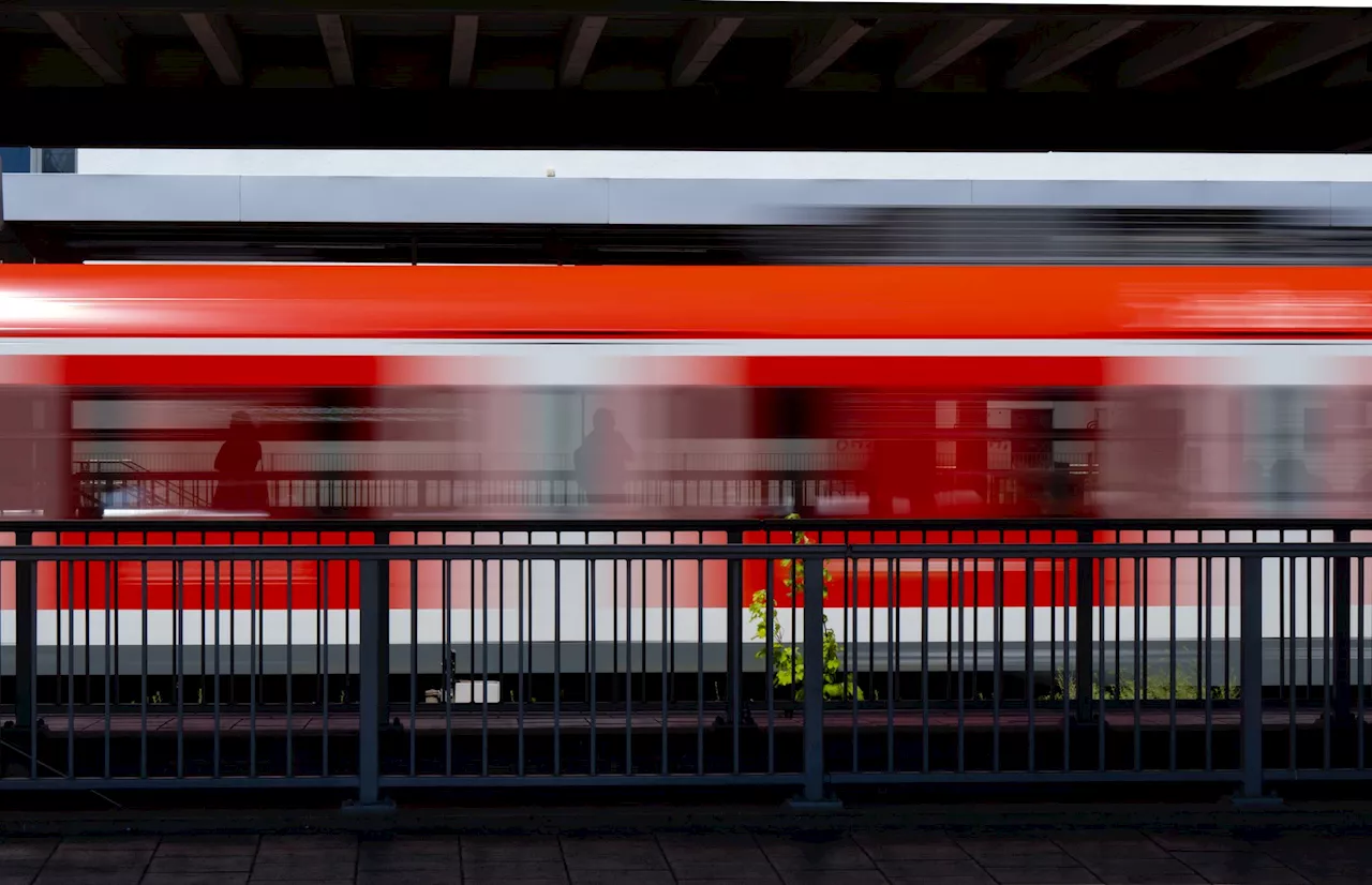 Rucksack vergessen - Mann auf Gleisen will S-Bahn stoppen