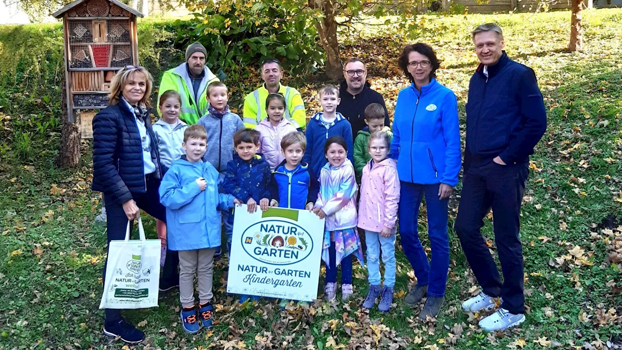 Kindergarten Hof mit „Natur im Garten“-Plakette ausgezeichnet