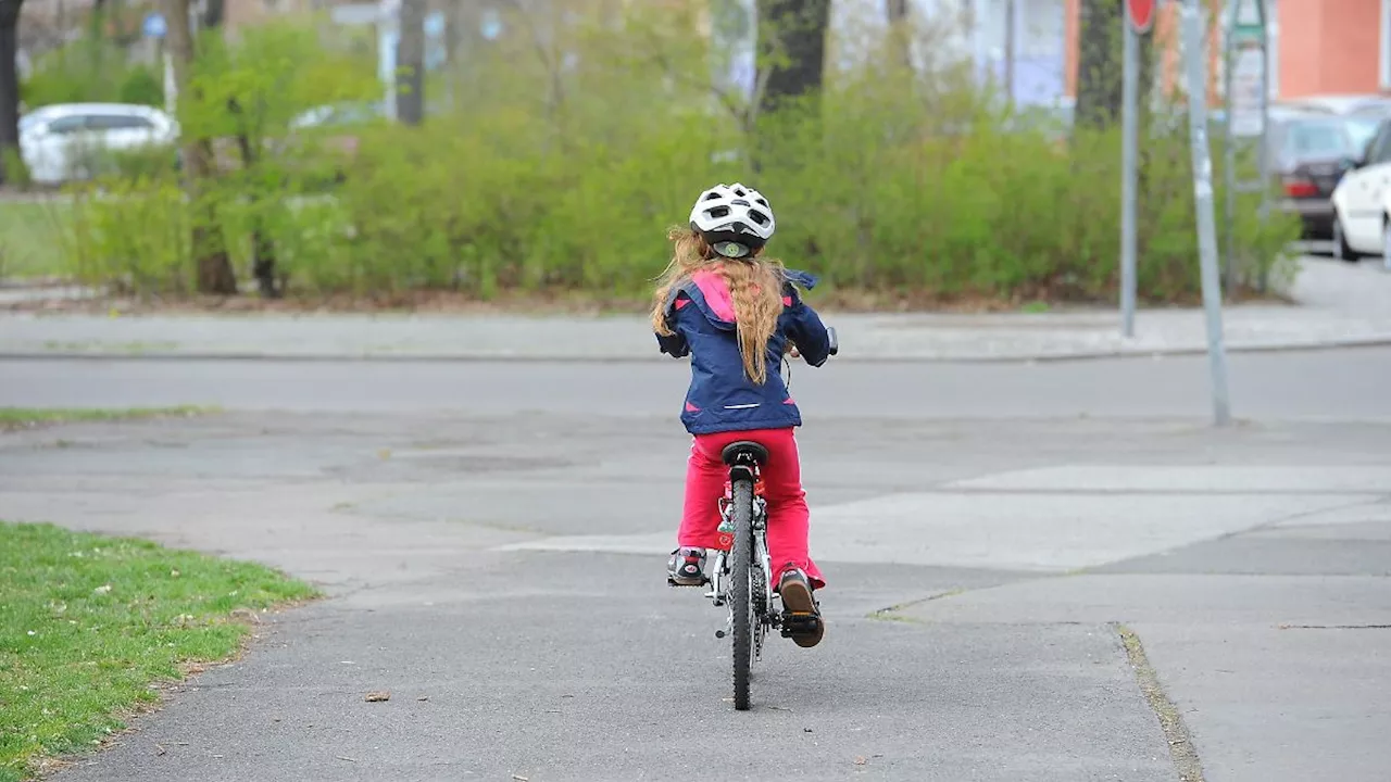 Unfall mit 7-Jähriger auf Rad: Kind nimmt Auto Vorfahrt - besteht Chance auf Schadenersatz?