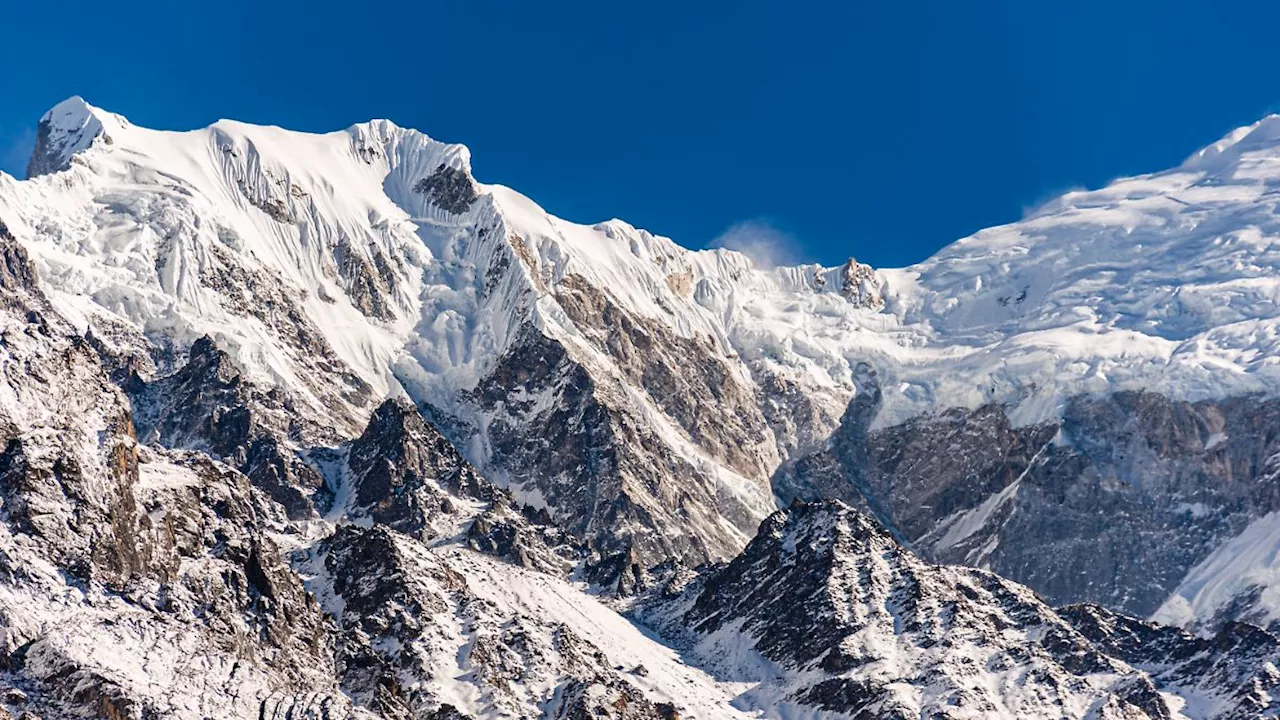 Verzweifelter Rettungsversuch: Bergsteiger stürzt nach historischem Aufstieg in Nepal ab