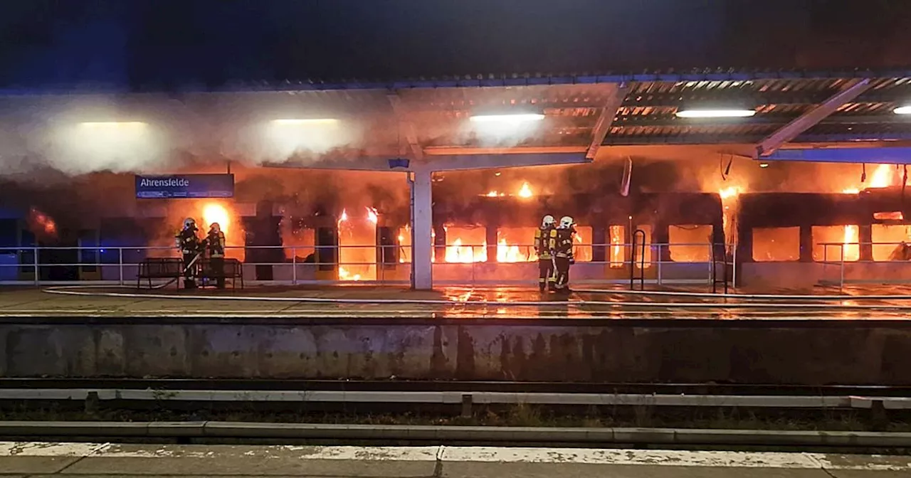 Brennender Zug in Berliner Bahnhof gelöscht