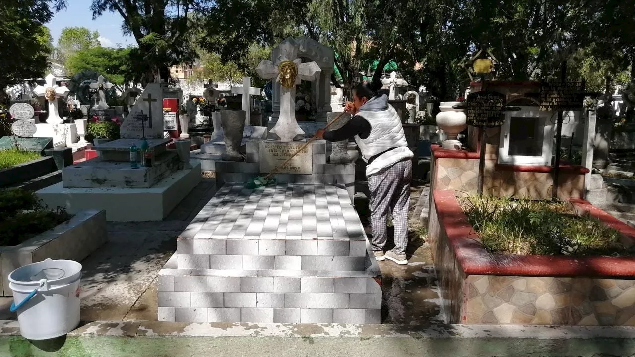 Griselda convierte la limpieza de tumbas en fuente de trabajo y homenaje en Acámbaro