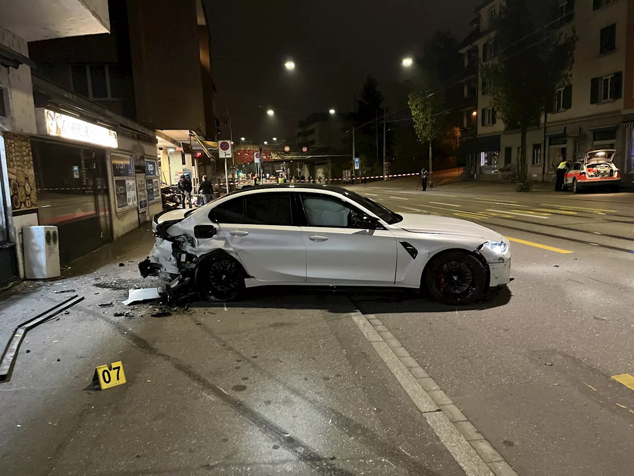 Zürich: Fahrzeug prallt gegen Gebäude – Polizei ermittelt wegen Raserdelikt, Zeugen gesucht