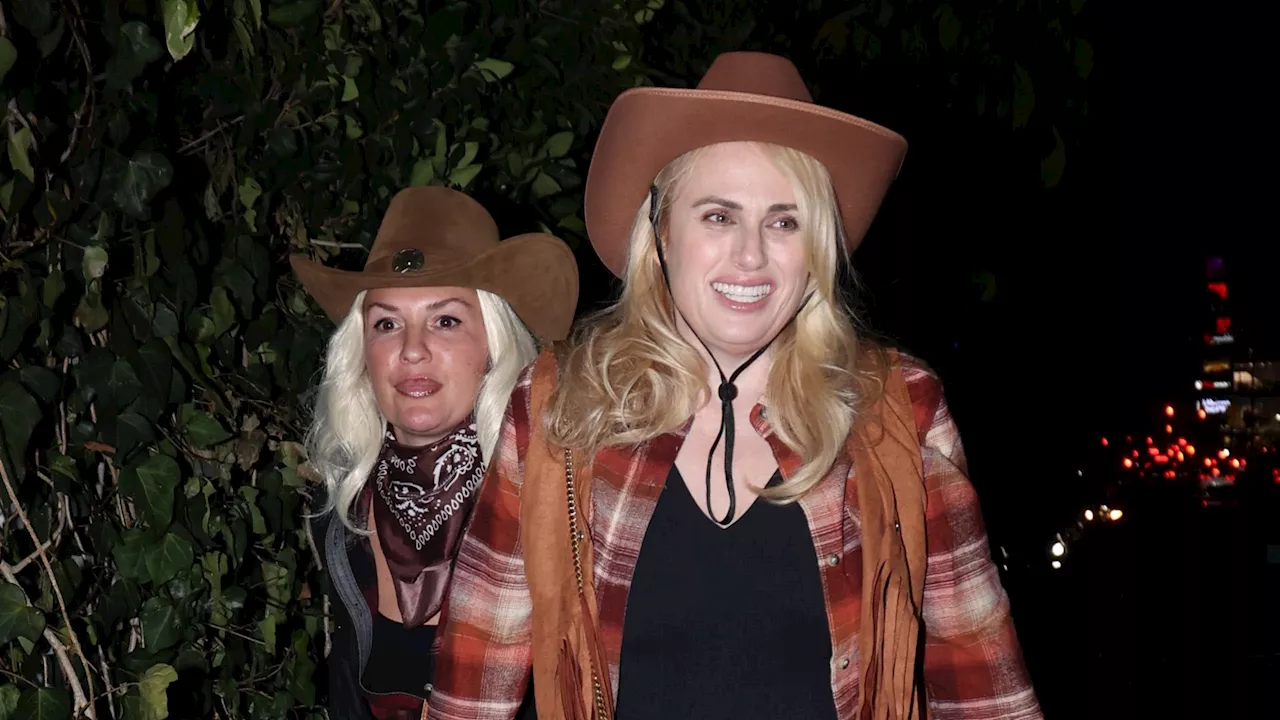 Rebel Wilson und ihre Ramona feiern als Cowgirls Halloween