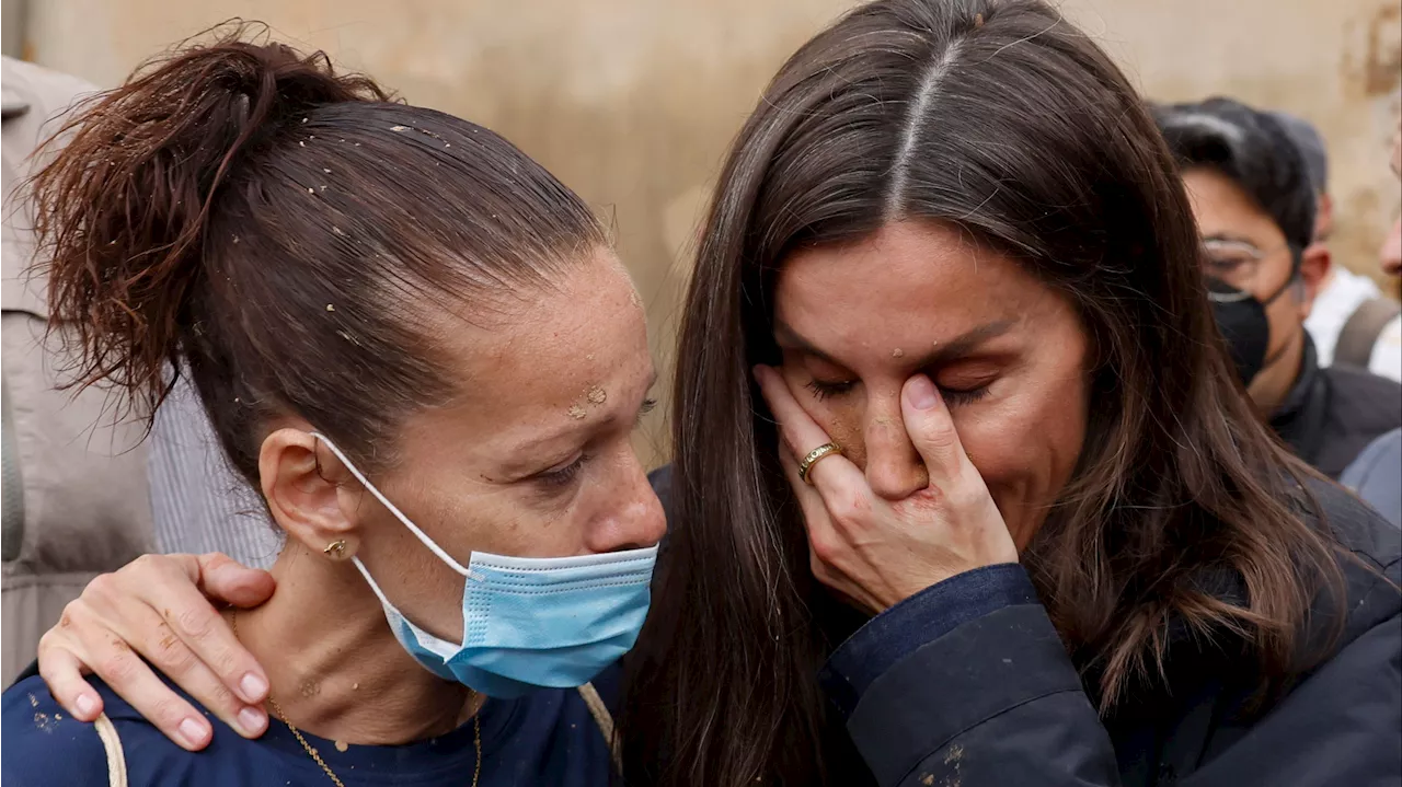 La reina Letizia escucha emocionada a los vecinos afectados por la DANA en Paiporta: 'Nadie sabía que esto iba a pasar'