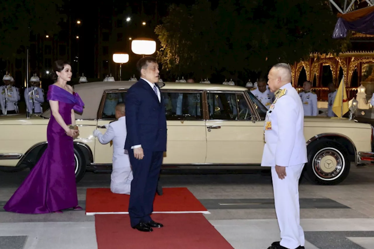 'ในหลวง-พระราชินี'ทอดพระเนตรการแสดงโขนมูลนิธิส่งเสริมศิลปาชีพฯตอน'พระจักราวตาร'