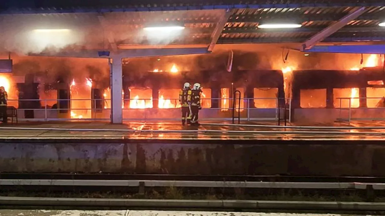 Bahn: Zug brennt in Berliner Bahnhof