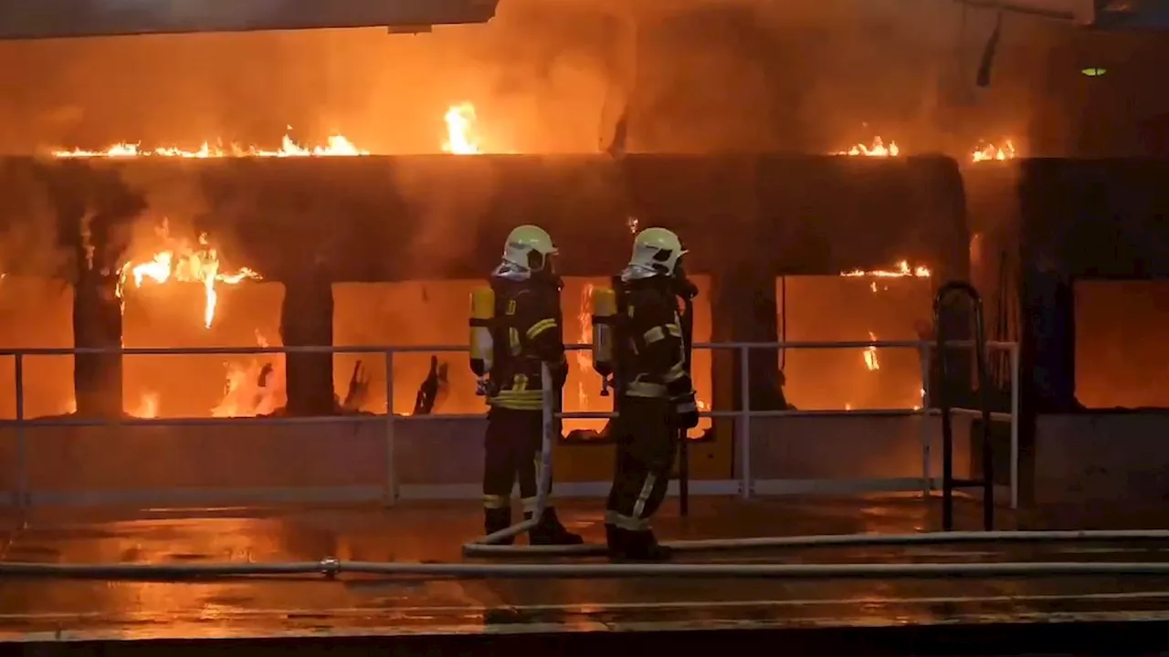 Berlin: Zug im Bahnhof Ahrensfelde fängt Feuer und brennt aus