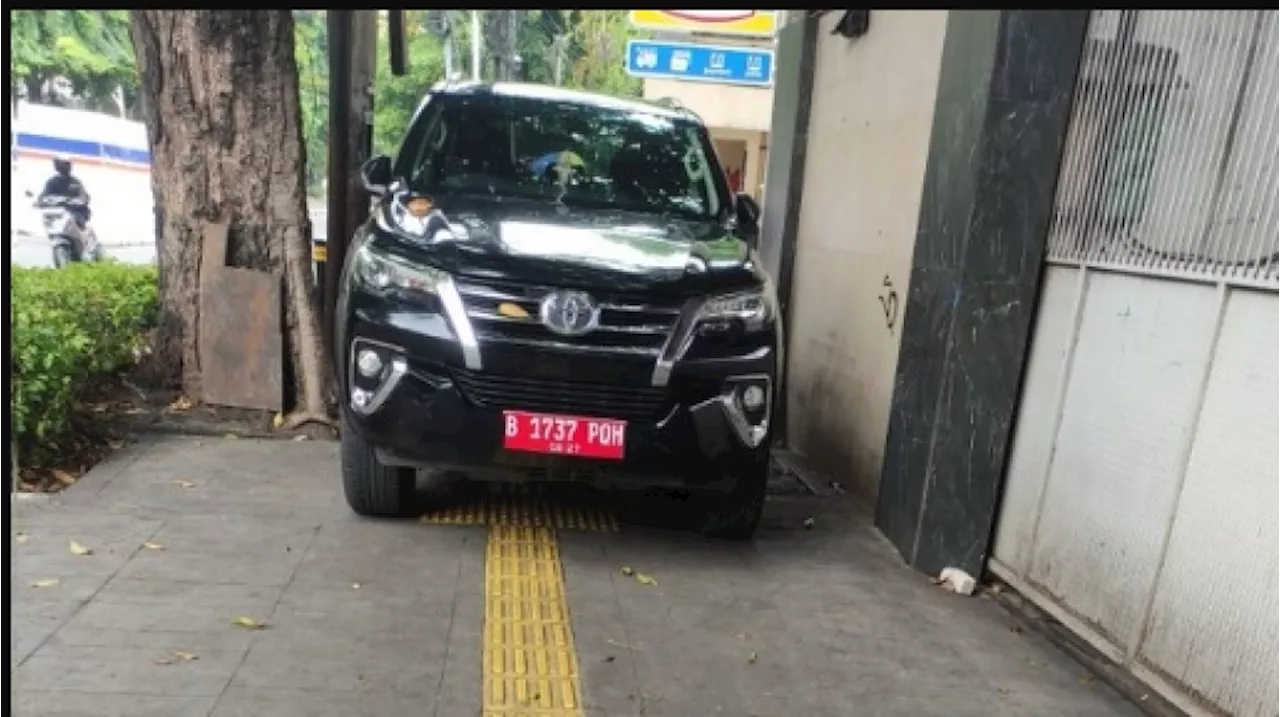 Fortuner Plat Merah Parkir Sembarangan di Trotoar, Nunggak Pajak Pula