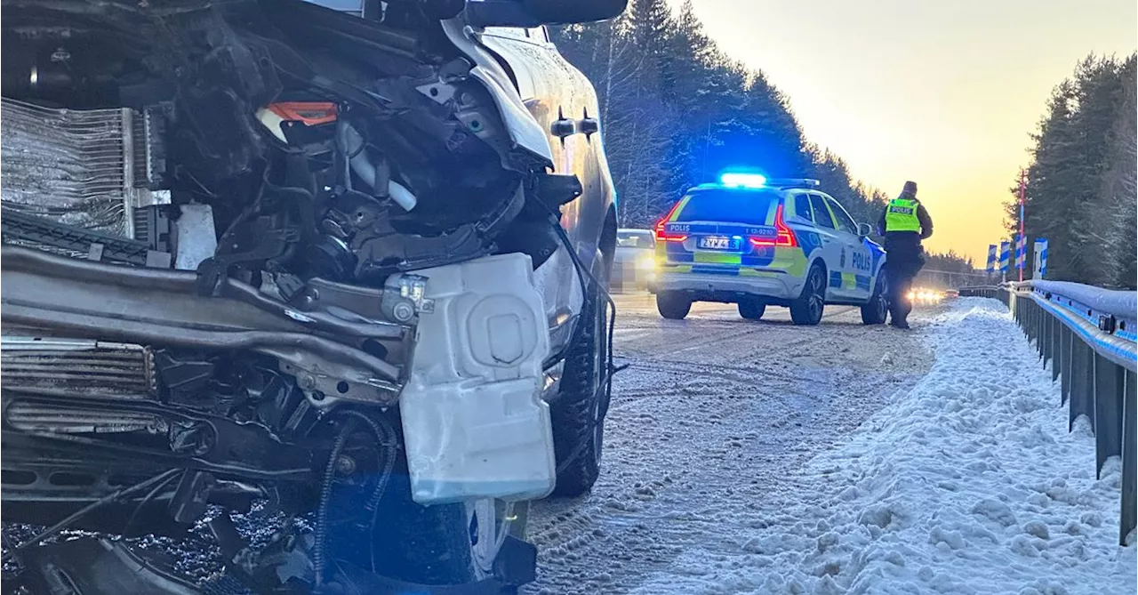 Minst tre till sjukvård efter krock på väg 95 i Skellefteå