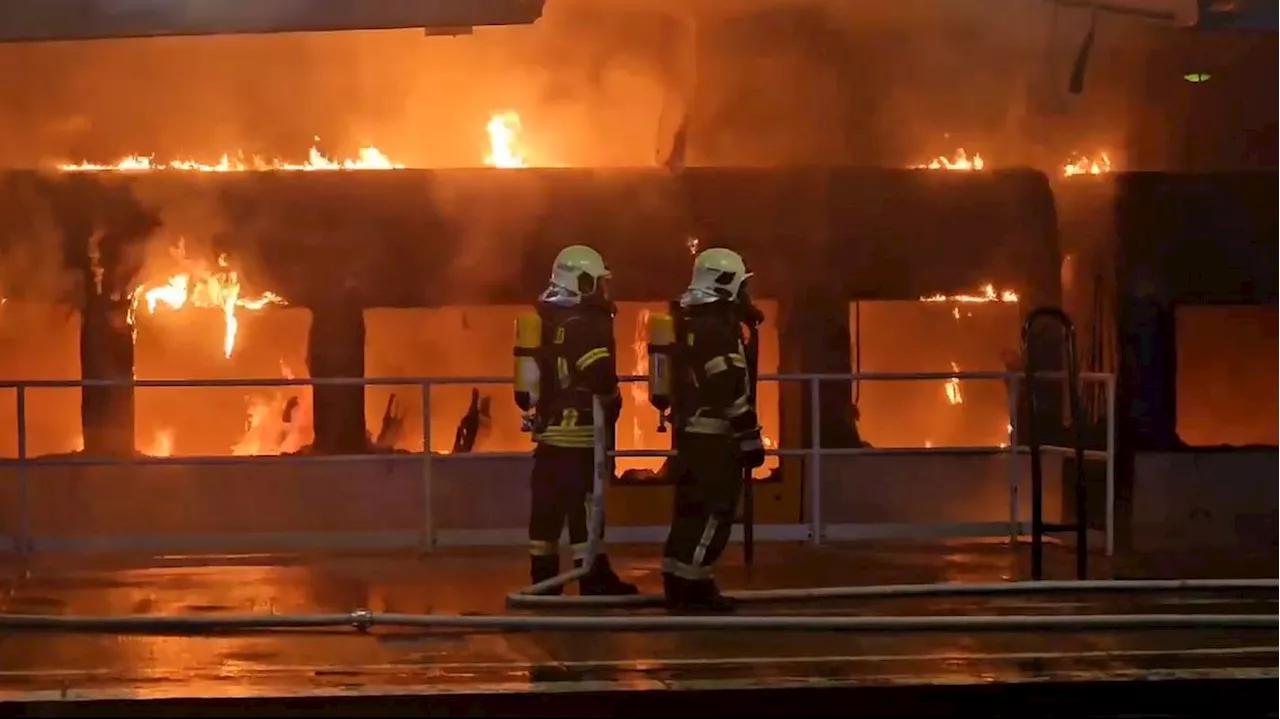 Ursache unklar: Feuerwehr löscht Zugbrand am Berliner S-Bahnhof Ahrensfelde