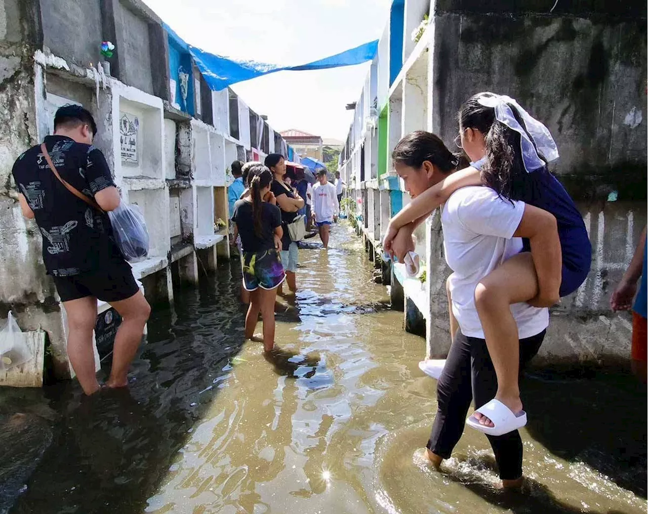 Floods fail to dampen observance of 'Undas'