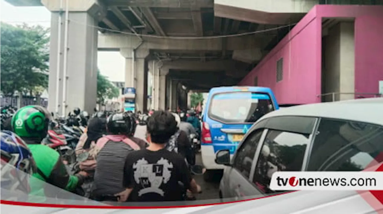 Ada Kampanye Pramono-Rano, Arus Lalu Lintas di Depan Velodrome Rawamangun Macet