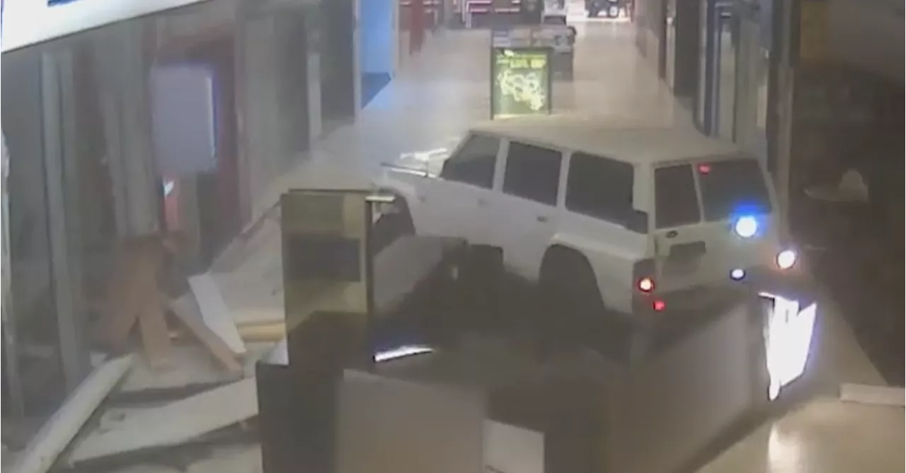 Group of Men Smash Shops in Melbourne Shopping Centre After Stealing Safe