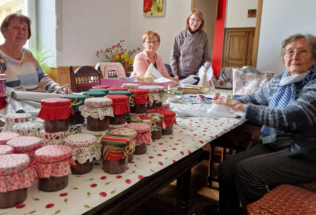 Pour le Téléthon, ces mamies solidaires vendent des décos de Noël et des confitures