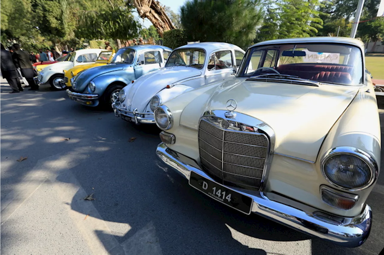 Mostra di auto d'epoca e classiche a Peshawar