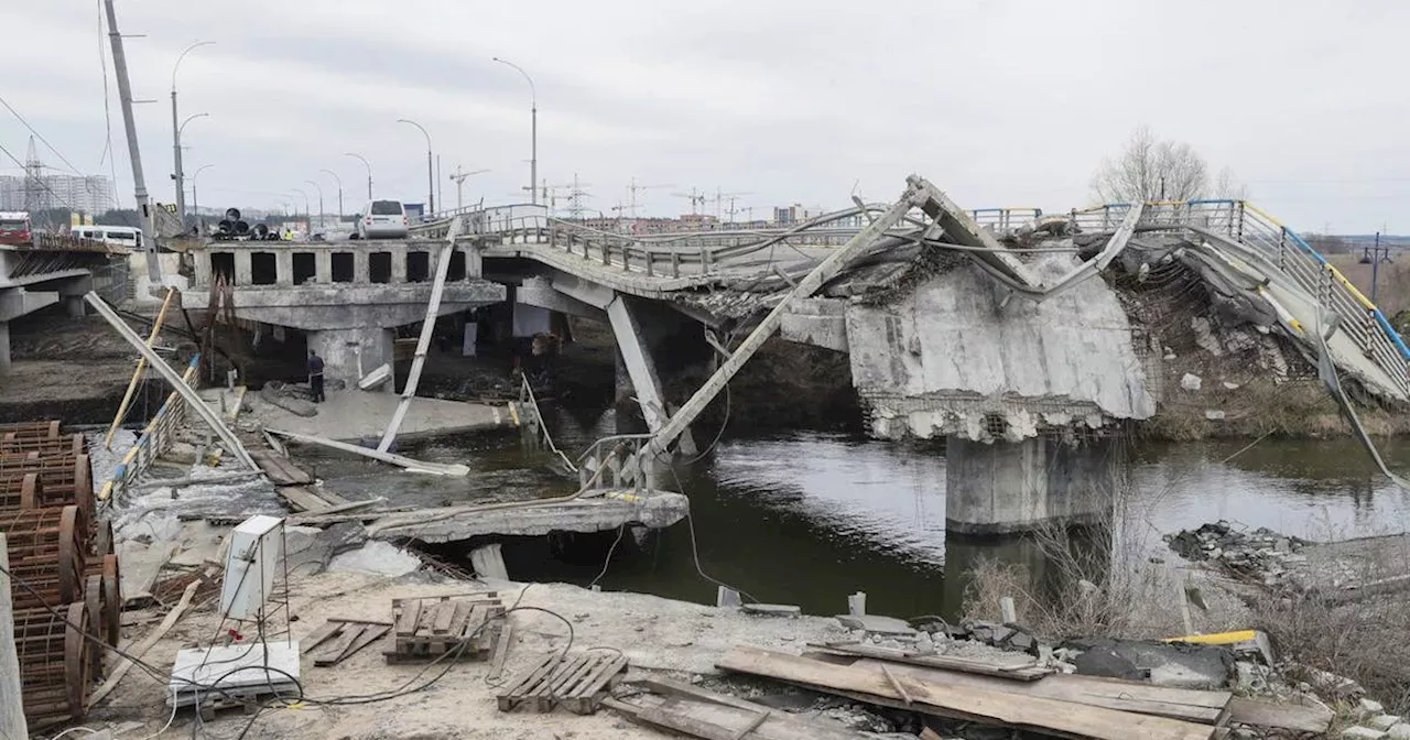 Die Zerstörte Romanov-Brücke zwischen Irpin und Kiew: Ziel neuer Touristenströme