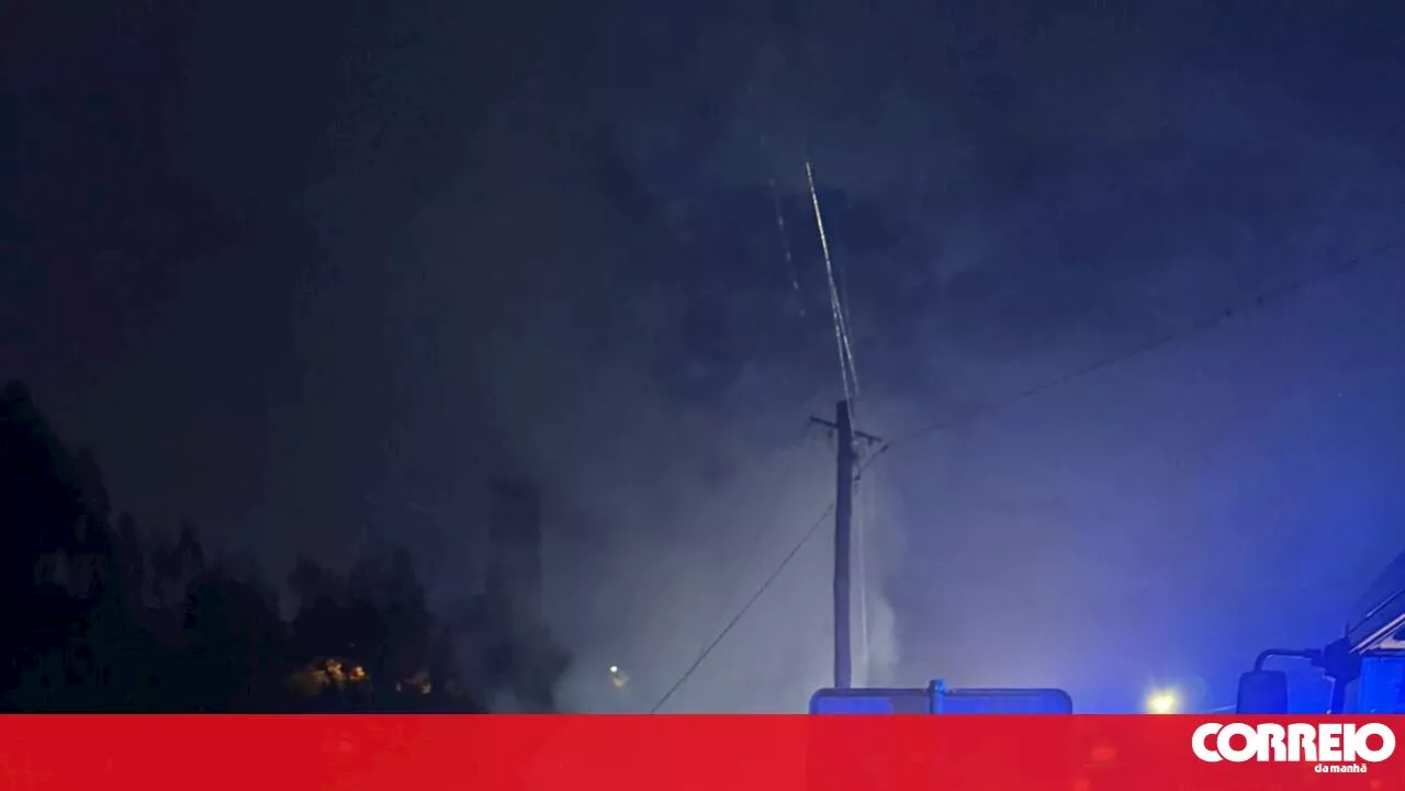 Casa totalmente destruída em incêndio em Santa Maria da Feira