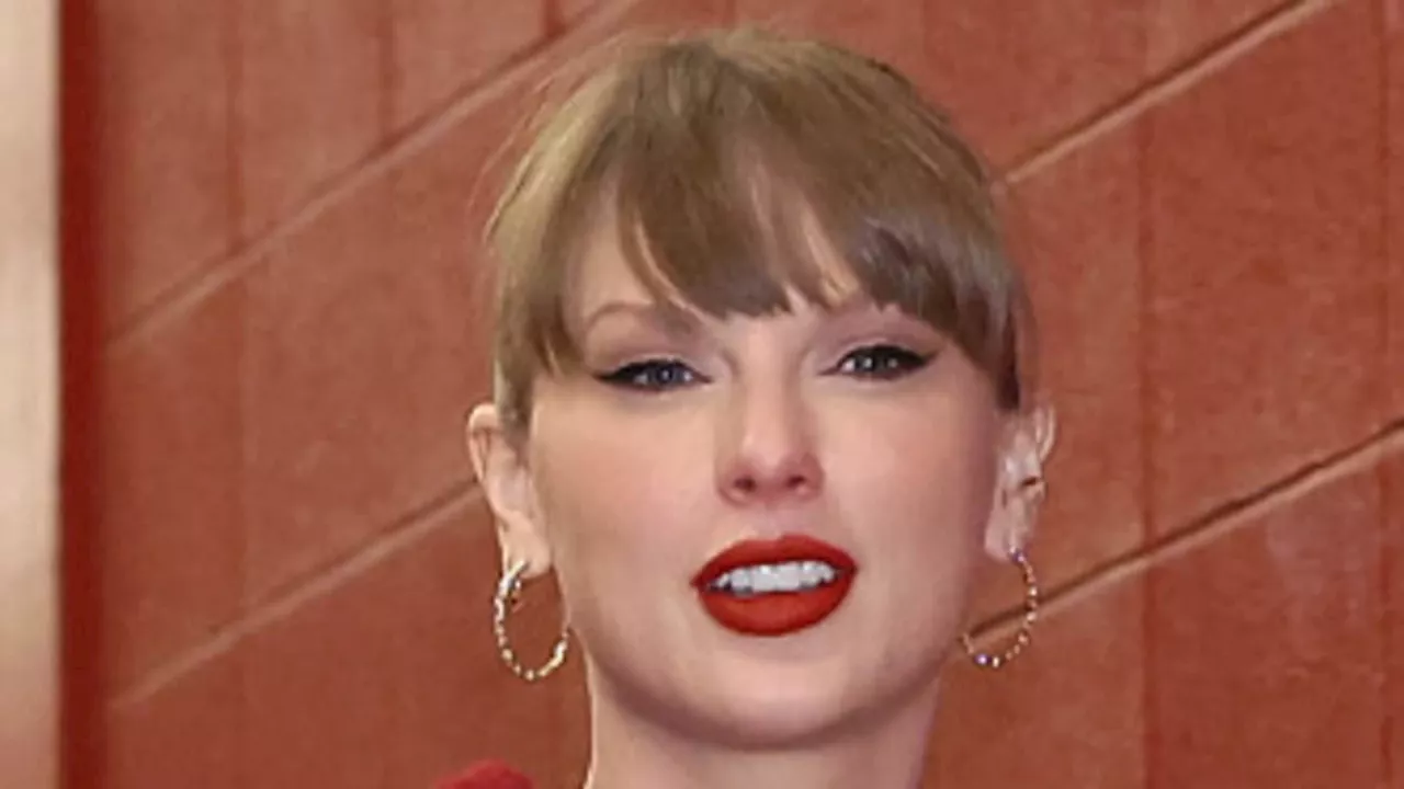 Taylor Swift Matches Travis Kelce's Mom in 87 Necklaces at Chiefs Game