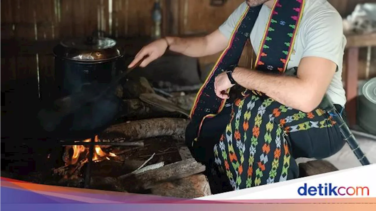 Turis Asing Antusias Olah Kopi di Dapur Kampung Adat Melo Labuan Bajo