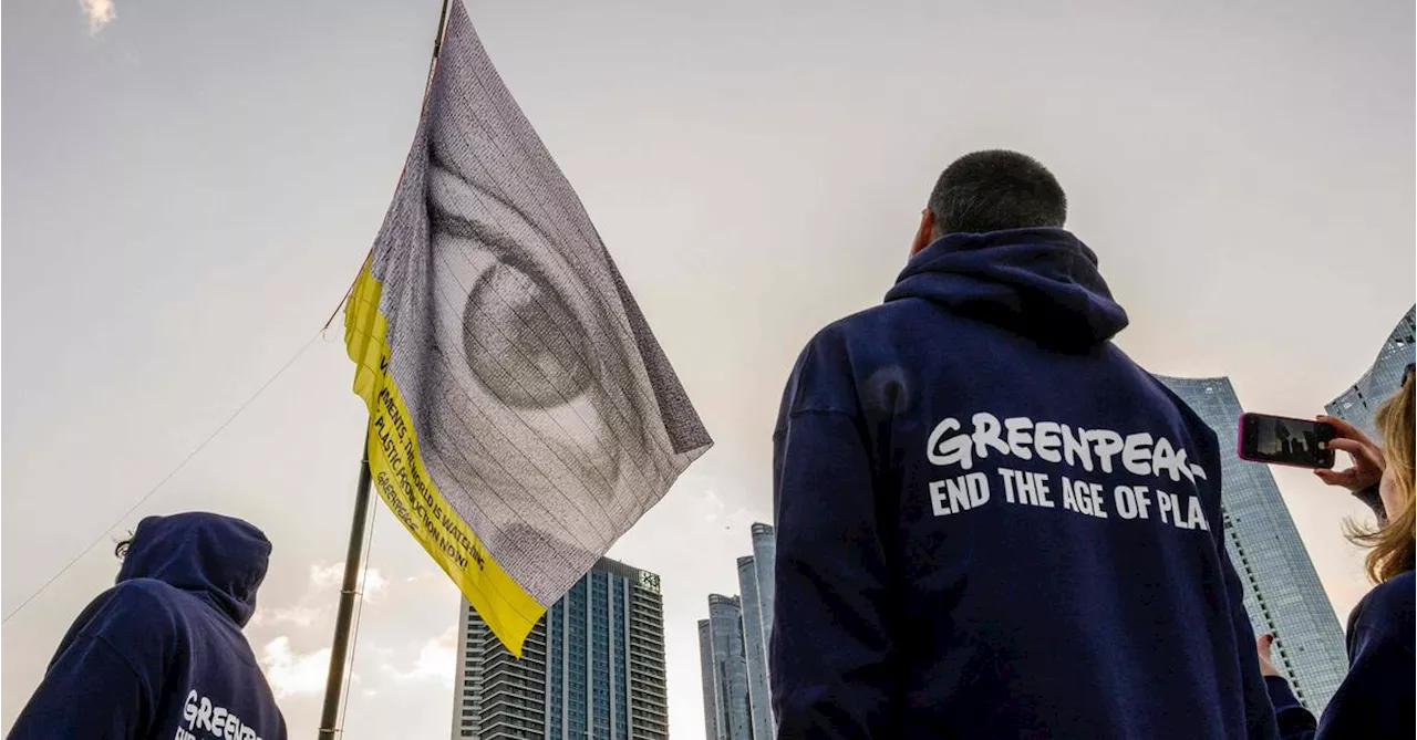 Greenpeace Aktivisten entern Tanker in Protest gegen Plastikmüll