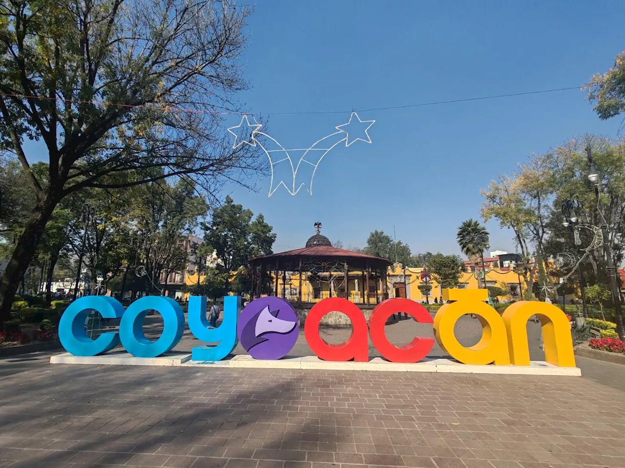 ¡La Navidad ya llegó a Coyoacán!; alcaldía instala iluminación de fiestas decembrinas