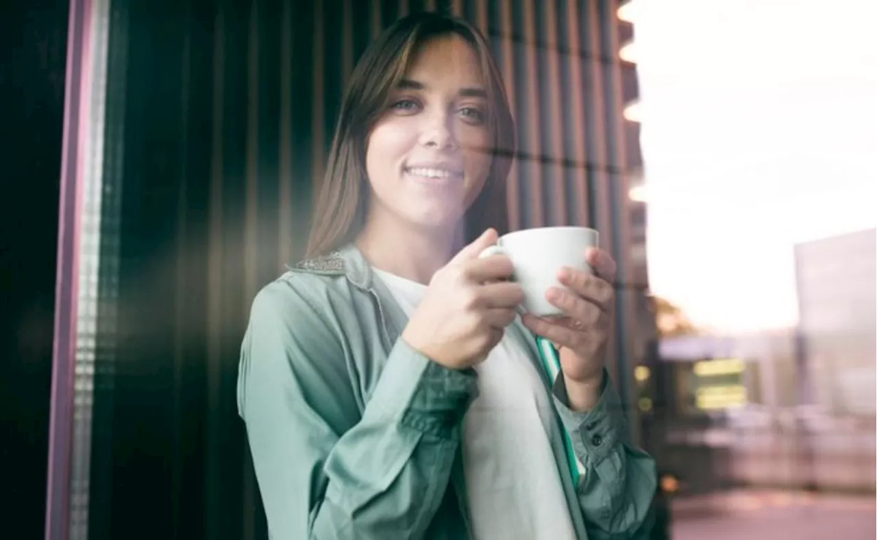 Reemplaza el café por alguno de estos 7 alimentos; aportan energía en momentos de cansancio