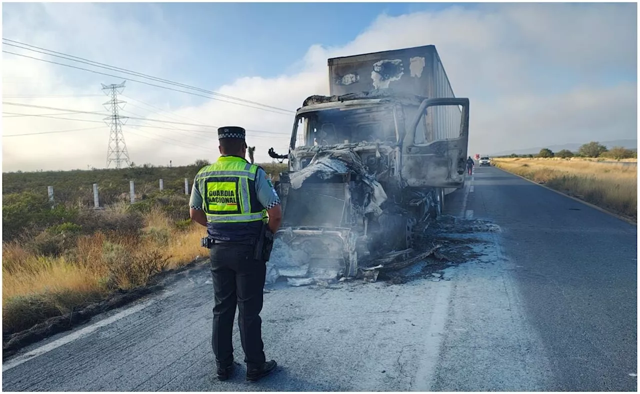 Se incendia tractocamión en carretera federal 54, en Zacatecas; provoca caos vehicular