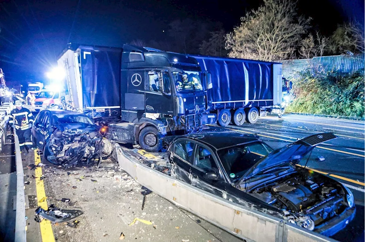 NRW: Lkw rast in Schlangenlinien über Autobahnen und rammt Autos